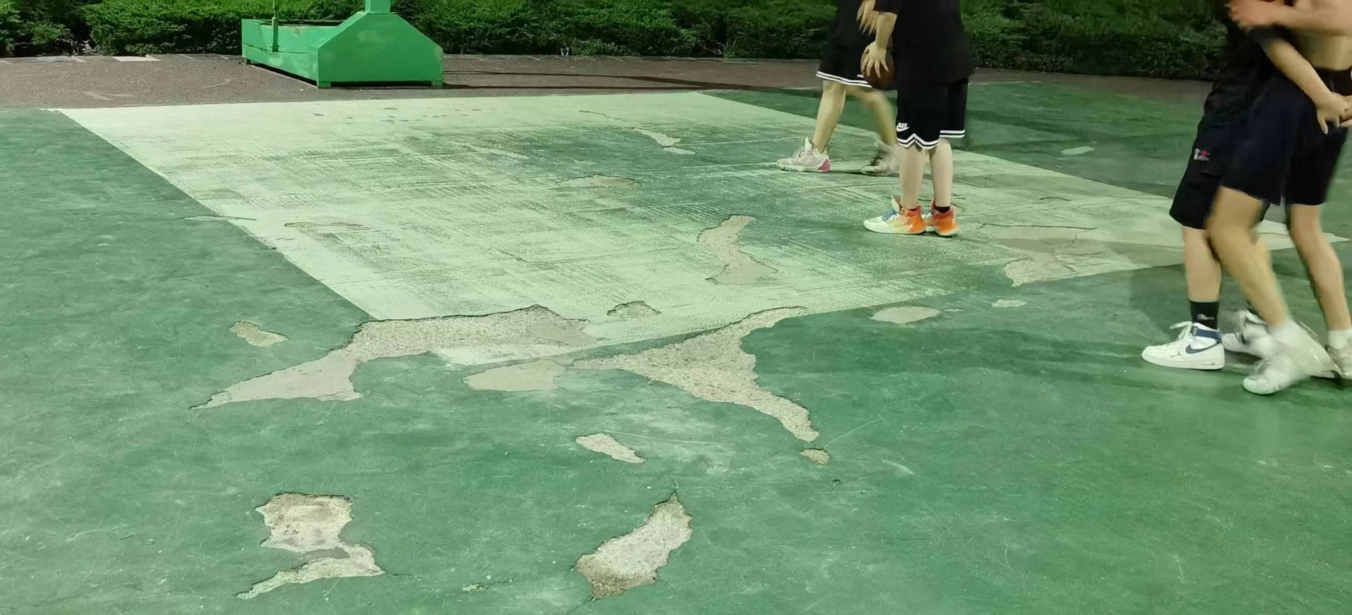 操场打球场地破损现状与对策探讨