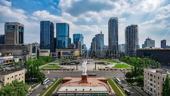 武汉市房地产交易管理中心的创新与规范，推动城市房地产市场的健康发展