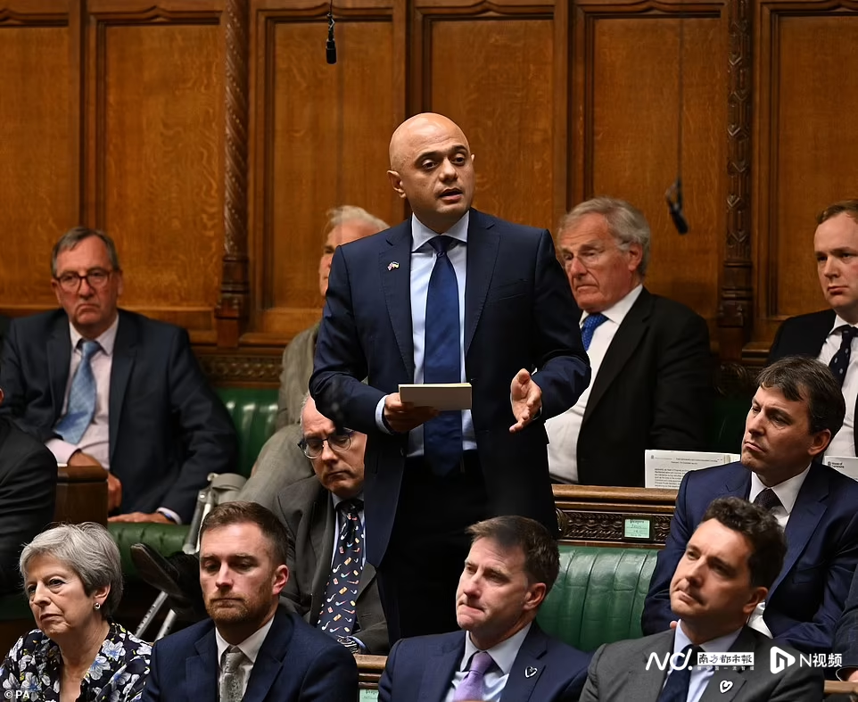 决定解除保守党主席扎哈维在英政府中职务，政治风波与未来展望