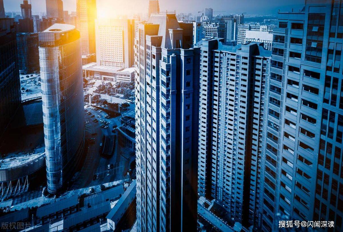 楼市热潮再起，某楼盘再现千人摇号盛况，透视背后深层原因