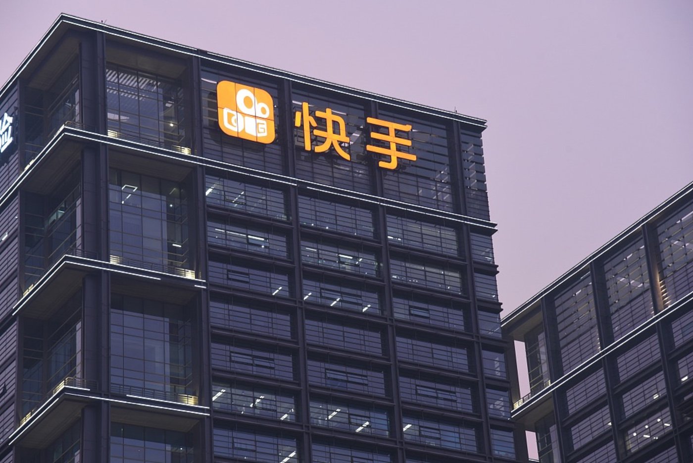 维持快手-W跑赢大市评级，目标价上调至90.6港元，短视频巨头的持续增长动力