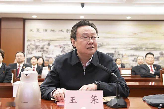 上市公司收到上交所问询函，深入核查前期聘任王荣决策程序合规性