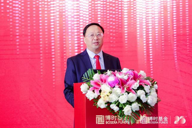 博时基金江向阳，排名跃升至第四，名次大幅上升9位的辉煌成就