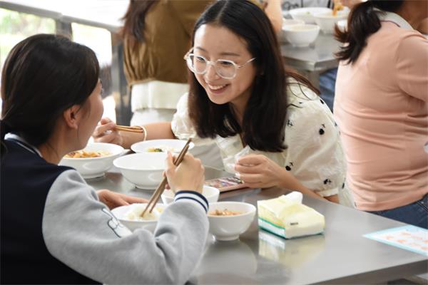 温暖午间，师生共享的免费午餐计划