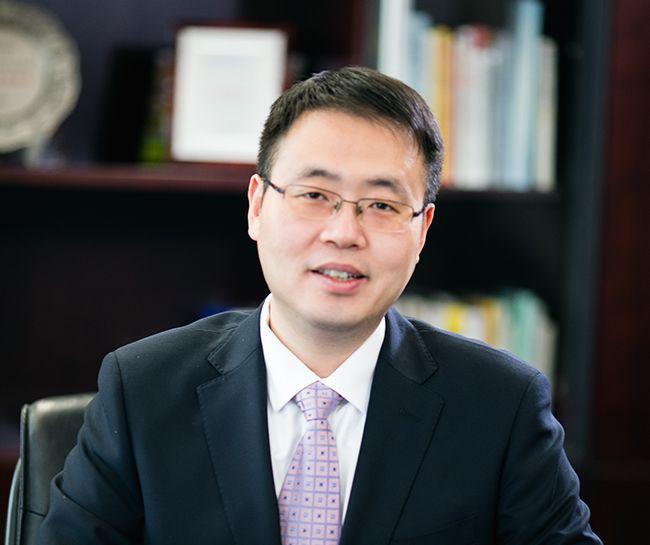 民生银行高管，引领金融创新，守护民生福祉的领航者
