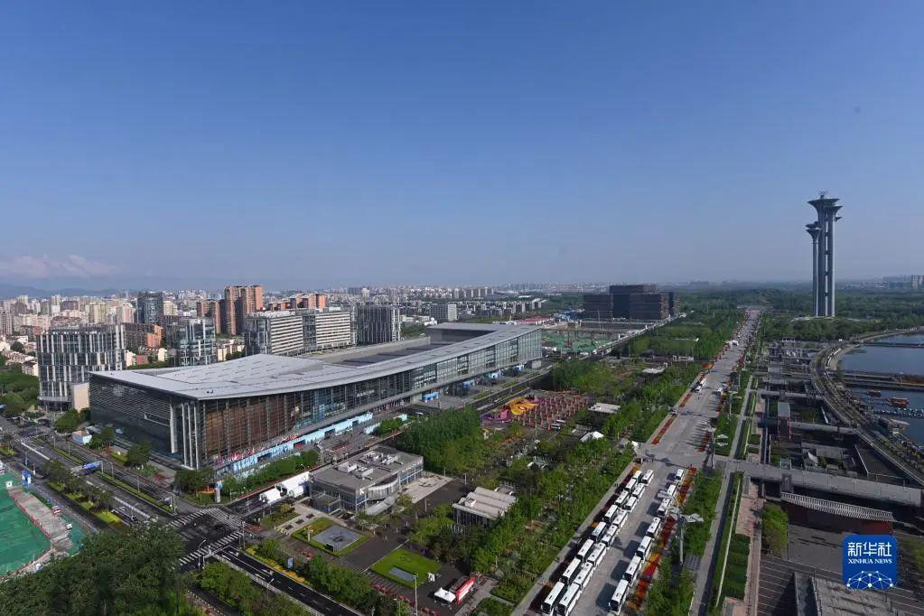 金融新领航，胡建斌与尹立鸿分别出任XX银行董事长与行长，共绘发展新蓝图