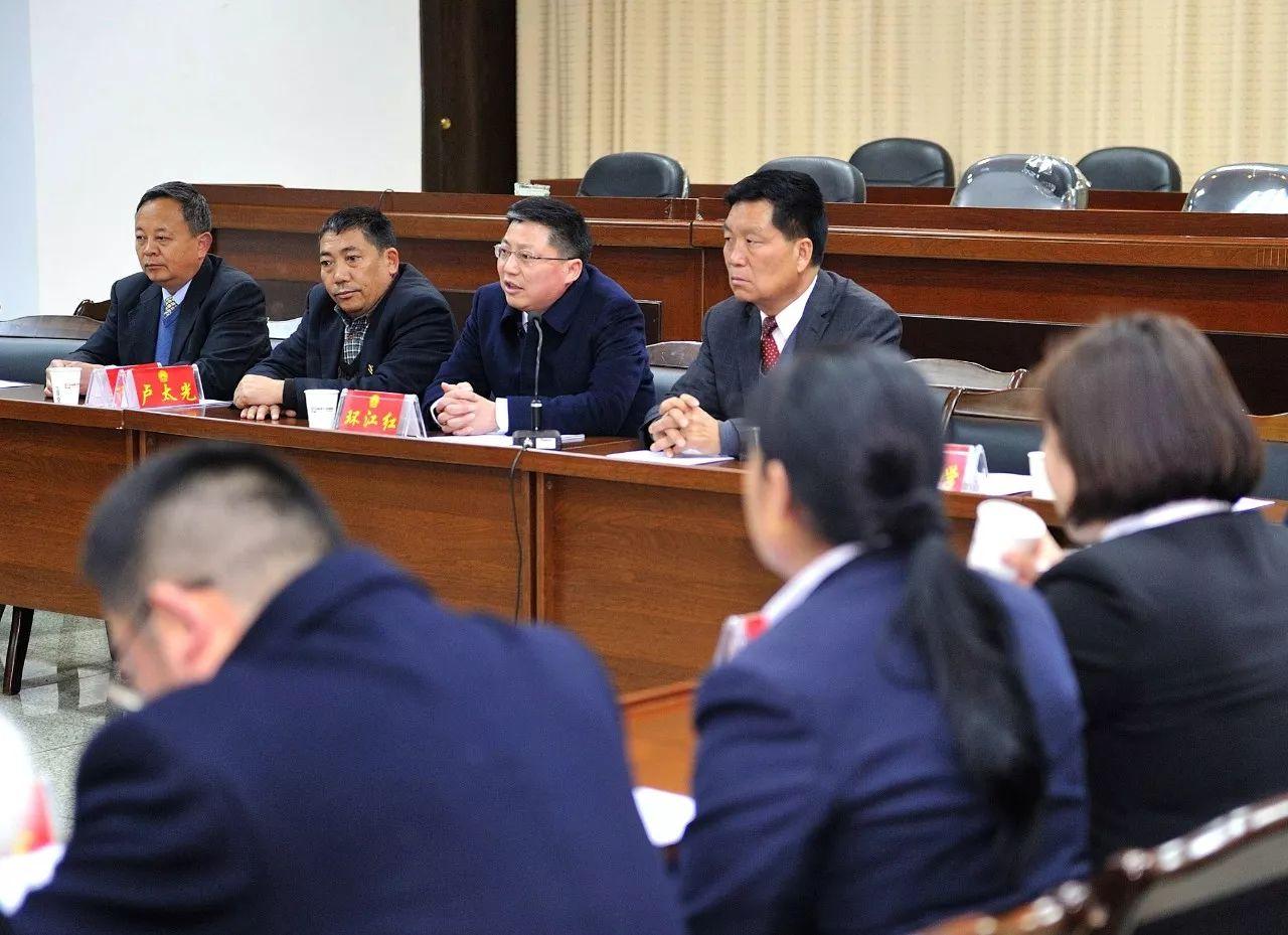 从被动调整到顺势而为，企业转型的年度跨越