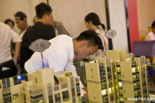 楼市热潮再起，某楼盘再现千人摇号盛况，透视背后深层原因