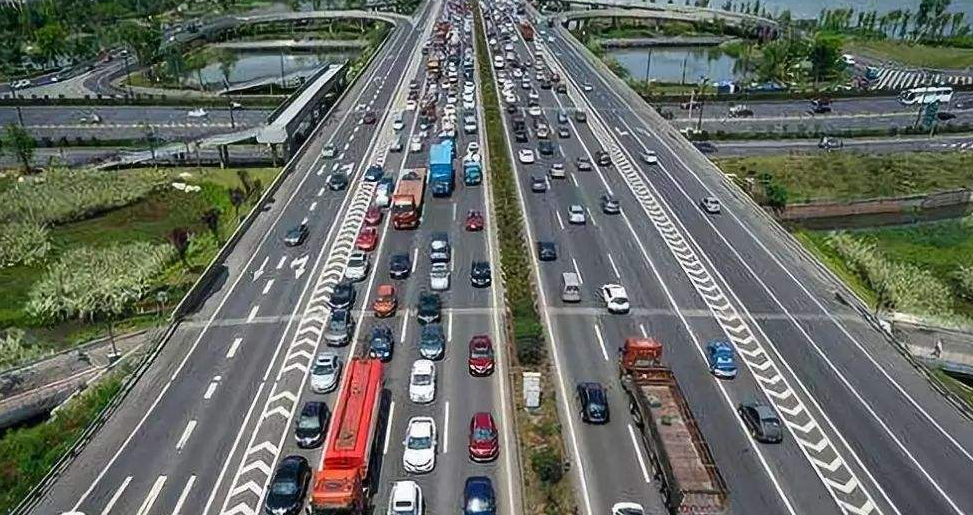 12月广深高速公路路费收入分析，月总路费收入约2.59亿元，同比减少3%背后的原因与影响