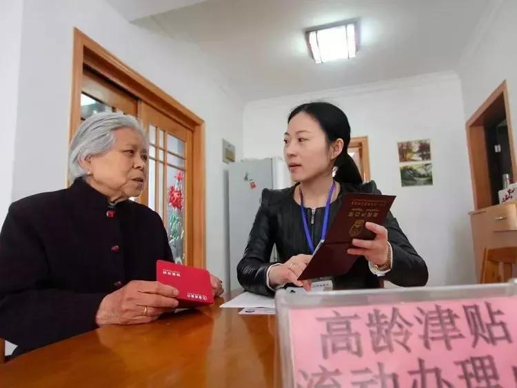 研究出台更多保护投资者合法权益的硬招实招，构建公平、透明、稳健的金融市场环境