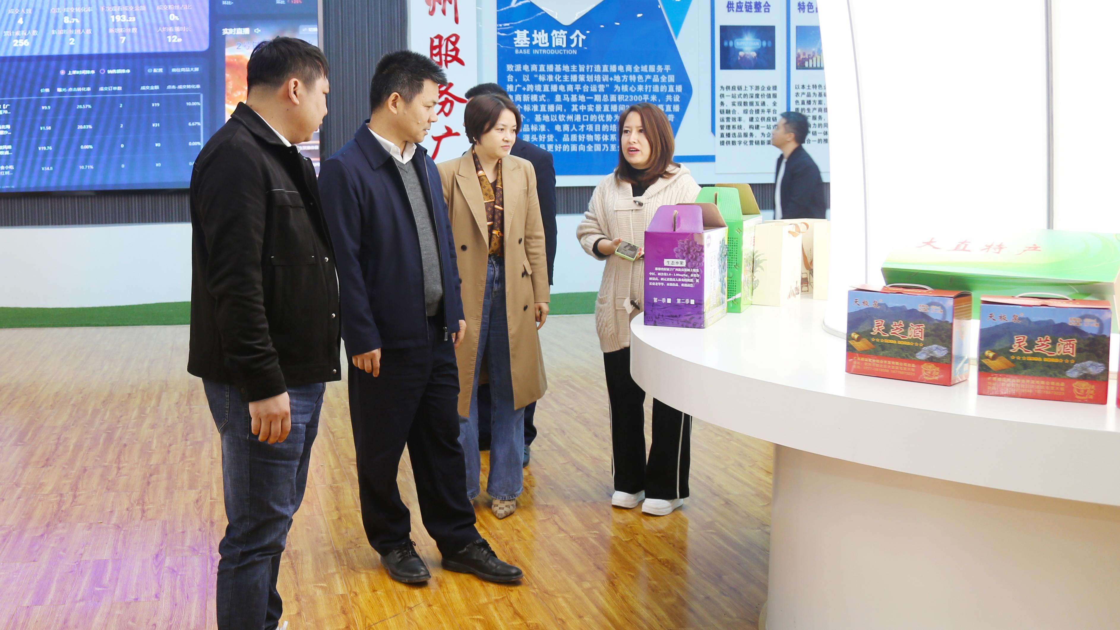 进一步扩大再贷款规模，促进经济稳健复苏与金融深化